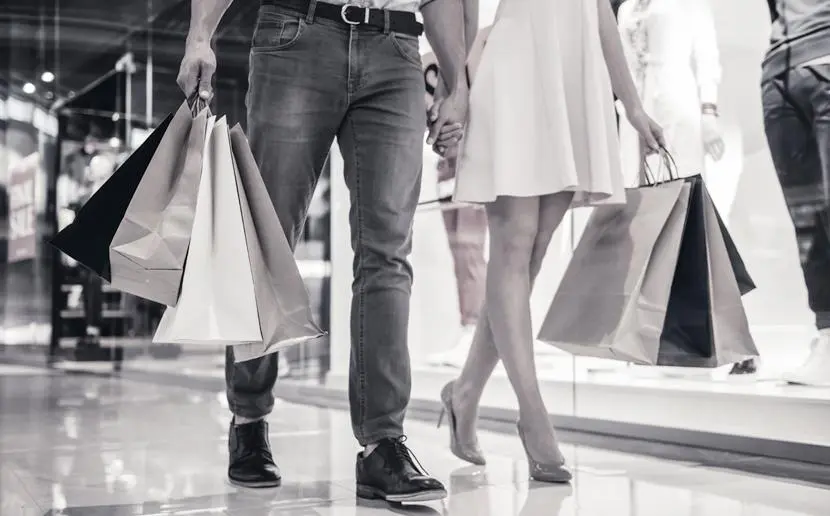 A loja em Shopping Center ou Galeria Comercial, alia praticidade e conveniência com segurança e fluxo de pessoas adequado ao perfil da loja.